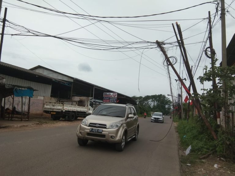 Selain Tiang Miring, Kabel di Jalan GBHN Semrawut 