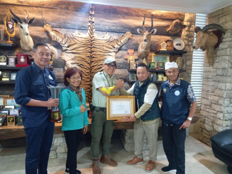 Sukses Dongkrak Kunjungan Wisatawan ke Bogor, Taman Safari Bogor Terima Piala Panca Karsa Pariwisata 2022