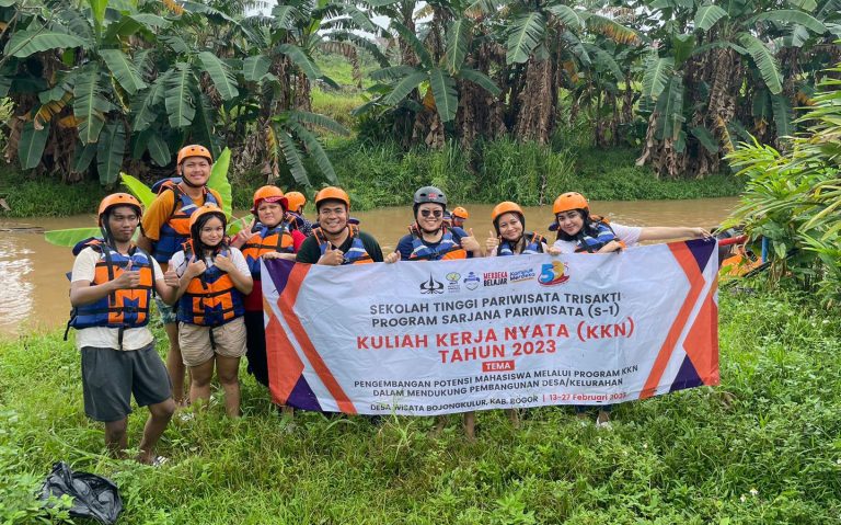 Mahasiswa STP Trisakti Bebersih Sungai Cikeas 