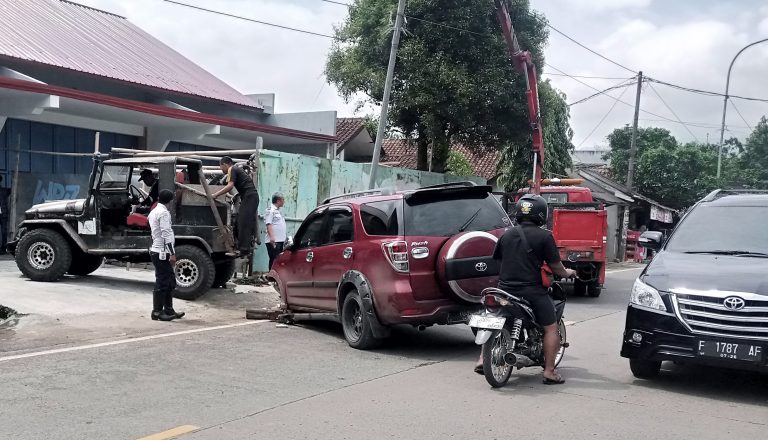 Mengantuk, PJU di Jalan Jambu Ditabrak Rush