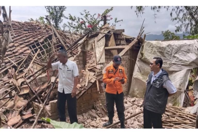 Angin Kencang Robohkan Rumah Warga di Cigudeg