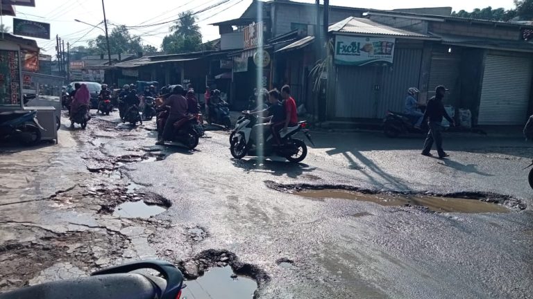 Perbaikan Jalan Transyogi Mendesak