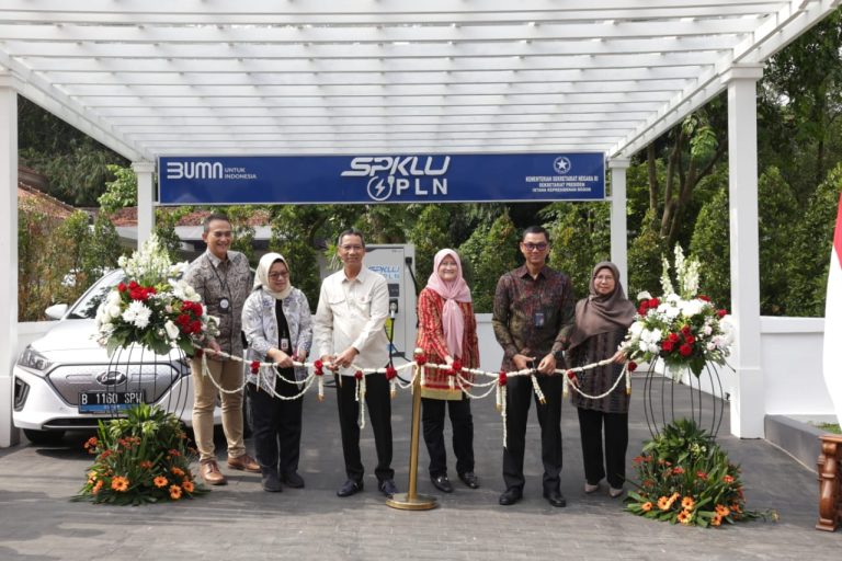 Kepala Sekretariat Presiden Resmikan SPKLU PLN Pertama di Lingkungan Istana Kepresidenan, Dukung Pencapaian NZE 2060