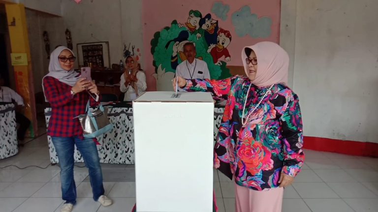 Nurhayanti Nyoblos di TPS 7 Pilkades Desa Ciomas Rahayu