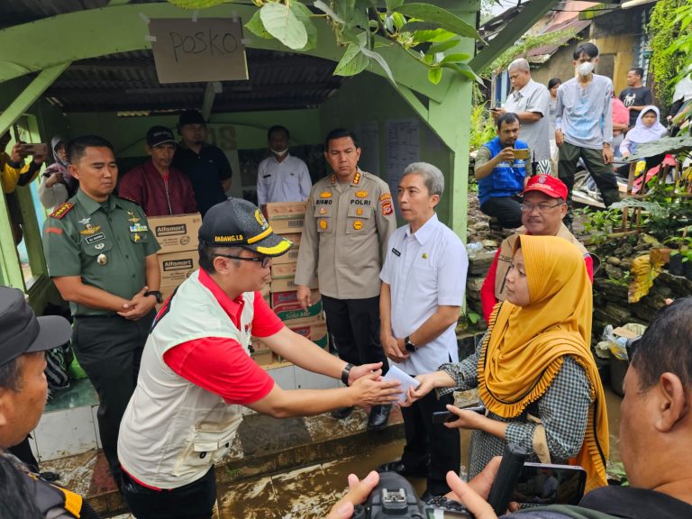 Gerak Cepat, Dadang Bantu Korban Longsor Empang