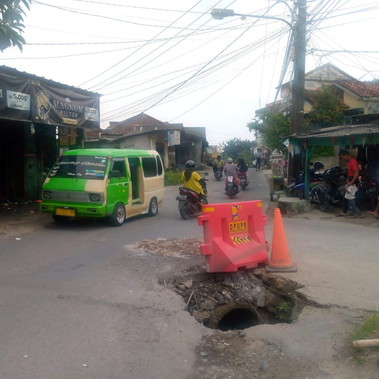 Kades Sukaharja Minta Dinas PUPR Gercep Perbaiki Jalan