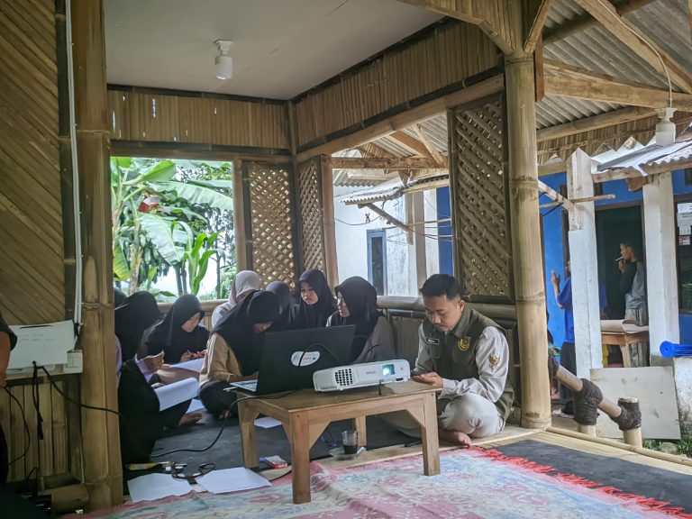 Komunitas Tapos Satu Edukasi Remaja Pelatihan Hidroponik