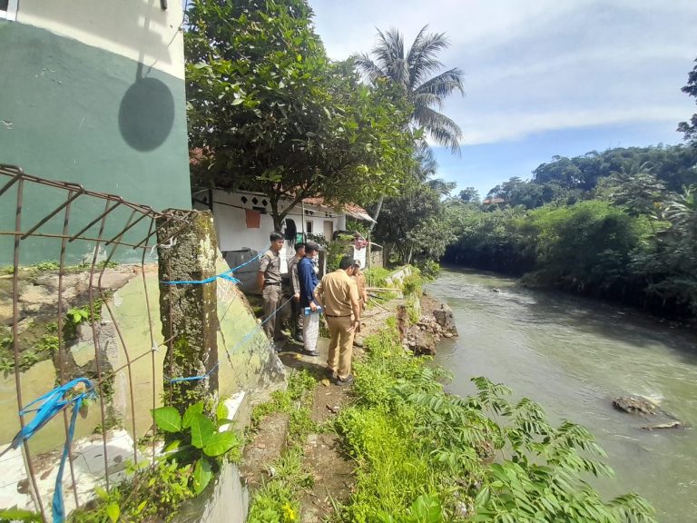 Sungai Ciapus Meluap, Rumah dan Madrasah Terancam Longsor