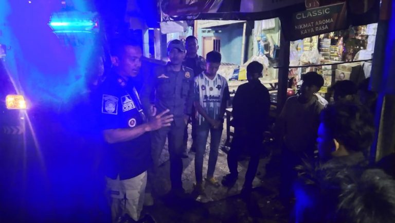 Awasi Kerumunan Remaja, Pol PP Leuwisadeng Lakukan Patroli Trantibum