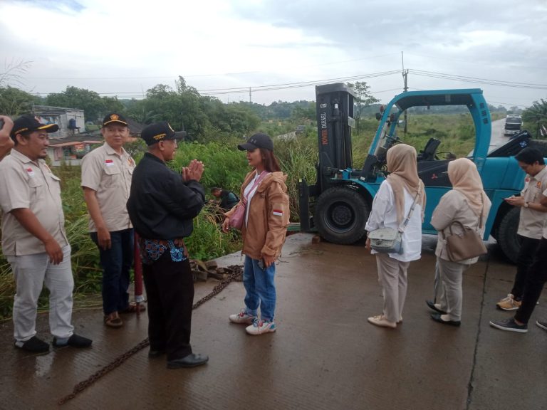 Bantu Selesaikan Banjir di Perumahan BIP, Duo Srikandi Gerindra Turunkan Alat Berat