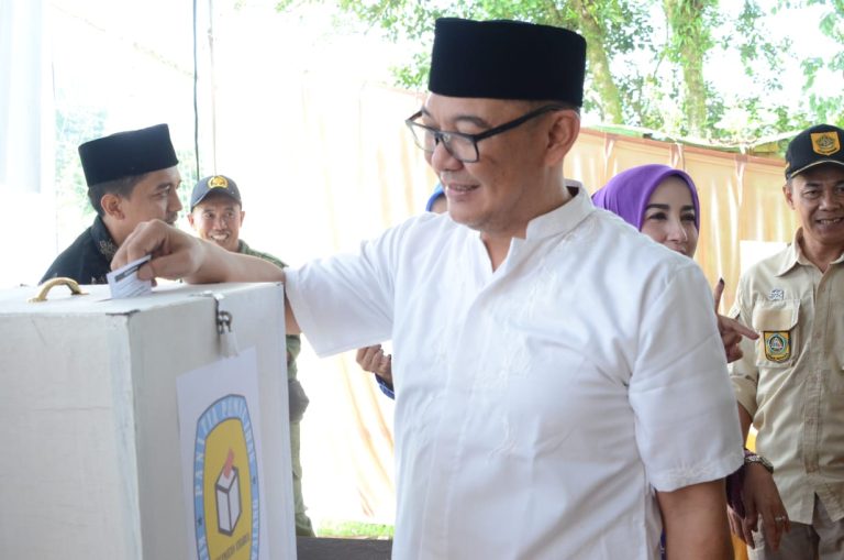 Iwan Nyoblos Pilkades di Desa Lewimalang