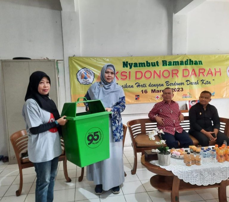Iluni RM 95 Aktif Kegiatan Sosial, Donor Darah dan Bagikan Bak Sampah