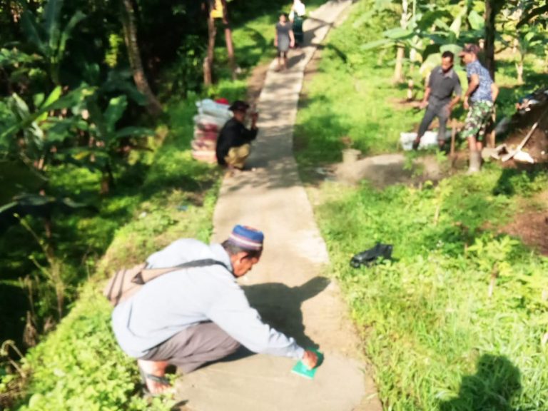 Tanggapi Keluhan Warga, Pemdes Harkatjaya Perbaiki Jalan Lingkungan