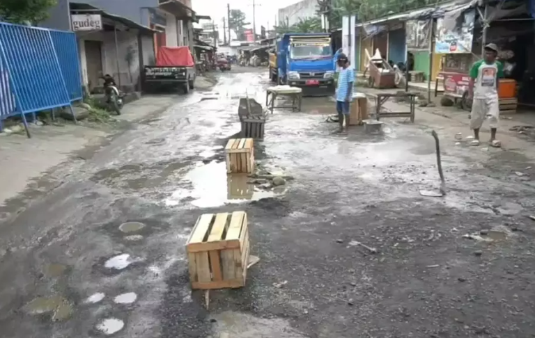 Warga Cileungsi Swadaya Perbaiki Jalan