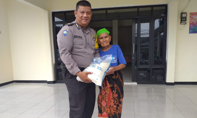 Bhabinkamtibmas Desa Puspasari Lakukan Bakti Sosial
