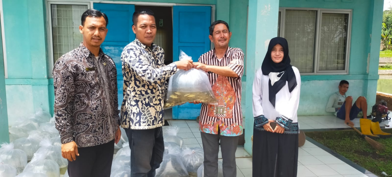 Dapat Bantuan Bibit Ikan Nila, Desa Gunung Putri Siap Jadi Desa Swasembada Perikanan 