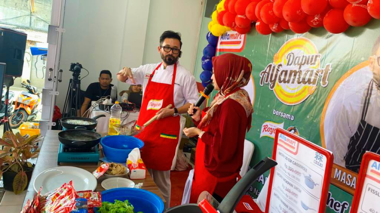 Puluhan Emak-emak Penuhi Alfamart Dayeuh Tonton Selebrity Chef