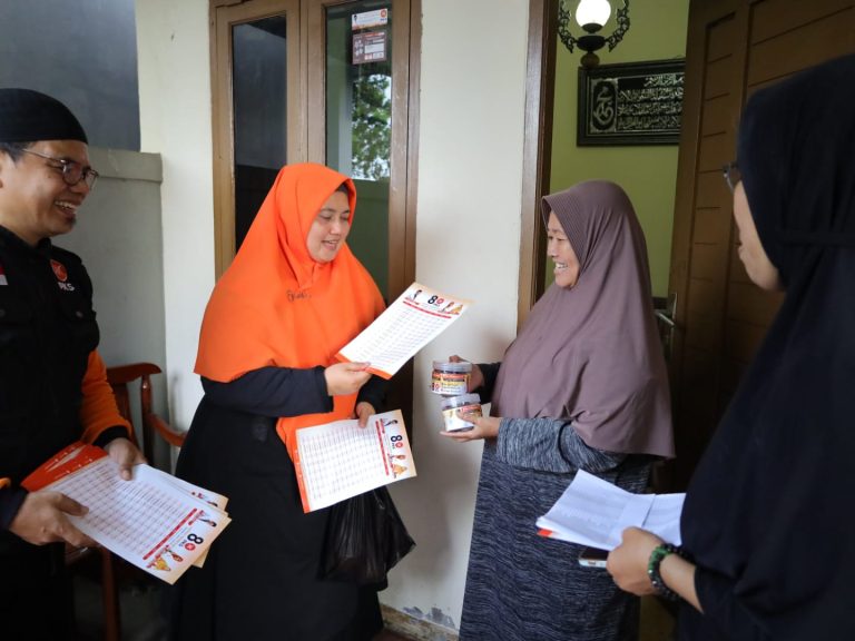PKS Menyapa, Endah Tebar Ribuan Toples Kurma
