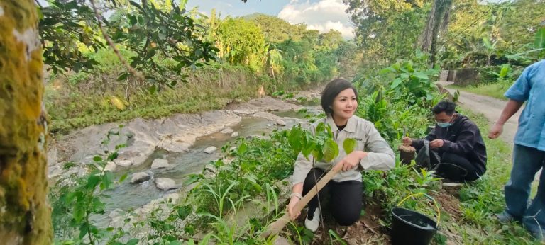 Bersama Aliansi Jurnalis Peduli Lingkungan, PPLi Tanam Pohon di Bantaran Sungai Cileungsi
