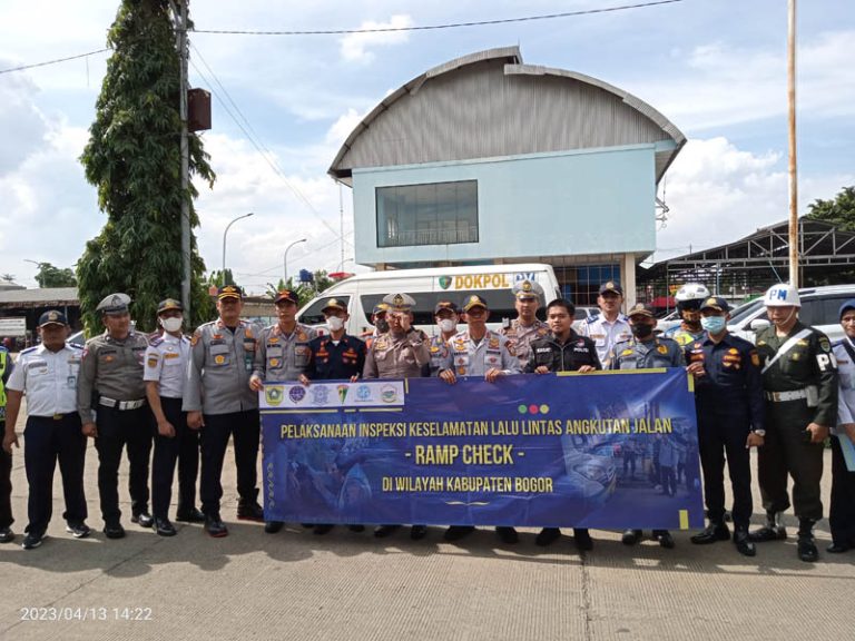 Kasat Narkoba Polres Bogor Cek Urine Sopir dan Kondektur di Terminal Cileungsi 
