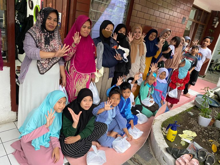 Berbagi Takjil dan Sembako, Caleg Nasdem Ini Berpesan Agar Warga Memilih yang BERSAHABAT