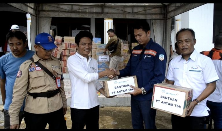 PT Antam UPBE Pongkor Salurkan Bantuan ke Korban Bencana Banjir Bandang di Bogor