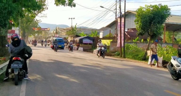 Lalu-lalang Dump Truck Ganggu Aktivitas Masyarakat