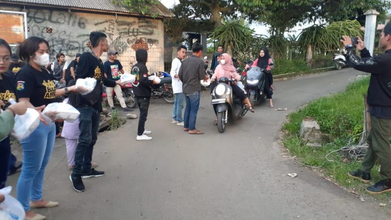 Slankers Bogor Ampera Santuni Yatim dan Bagi Takjil ke Pengendara