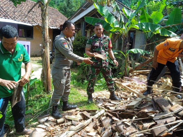 Diterjang Angin Kencang, Dua Rumah Ambruk