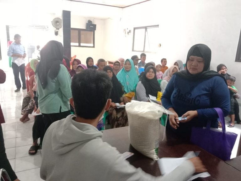 Ratusan Warga Cikahuripan Terima Bansos Beras