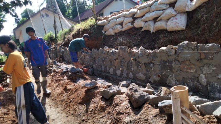 Cegah Tebingan Terkikis, Pemdes Pangkaljaya Bangun TPT 