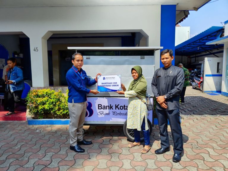 Bank Kota Bogor Bagikan Gerobak untuk Pedagang di Area SDN Sempur Kidul