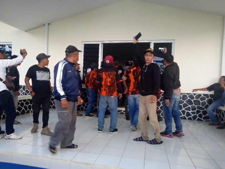 Tuntut Alat Berat Diturunkan, Kantor PT BSS Dikepung Warga Dua Desa