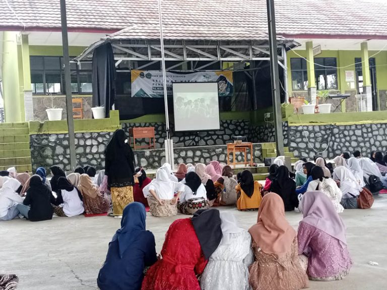 Hardiknas, Pelajar SMAN 1 Cigudeg Nobar Film Habibie