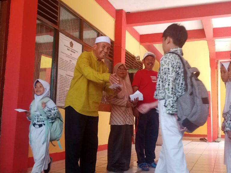 MIN 1 Bogor Bantu Muridnya yang Terdampak Banjir Leuwisadeng