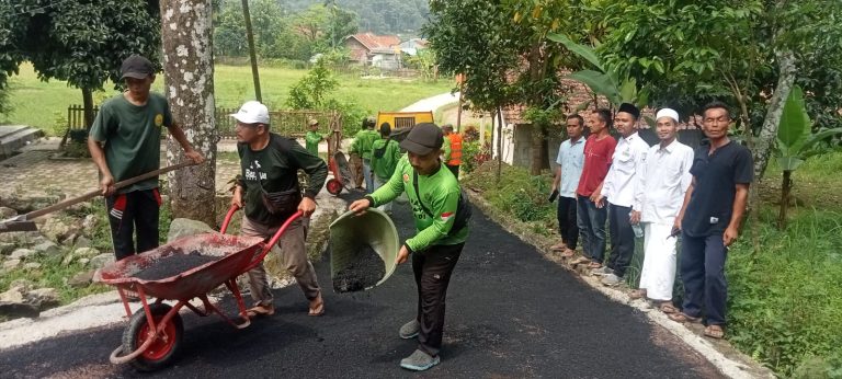 Jawab Aspirasi Warga, Pemdes Parakanmuncang Hotmix Jalur Pesantren di Blok Paris