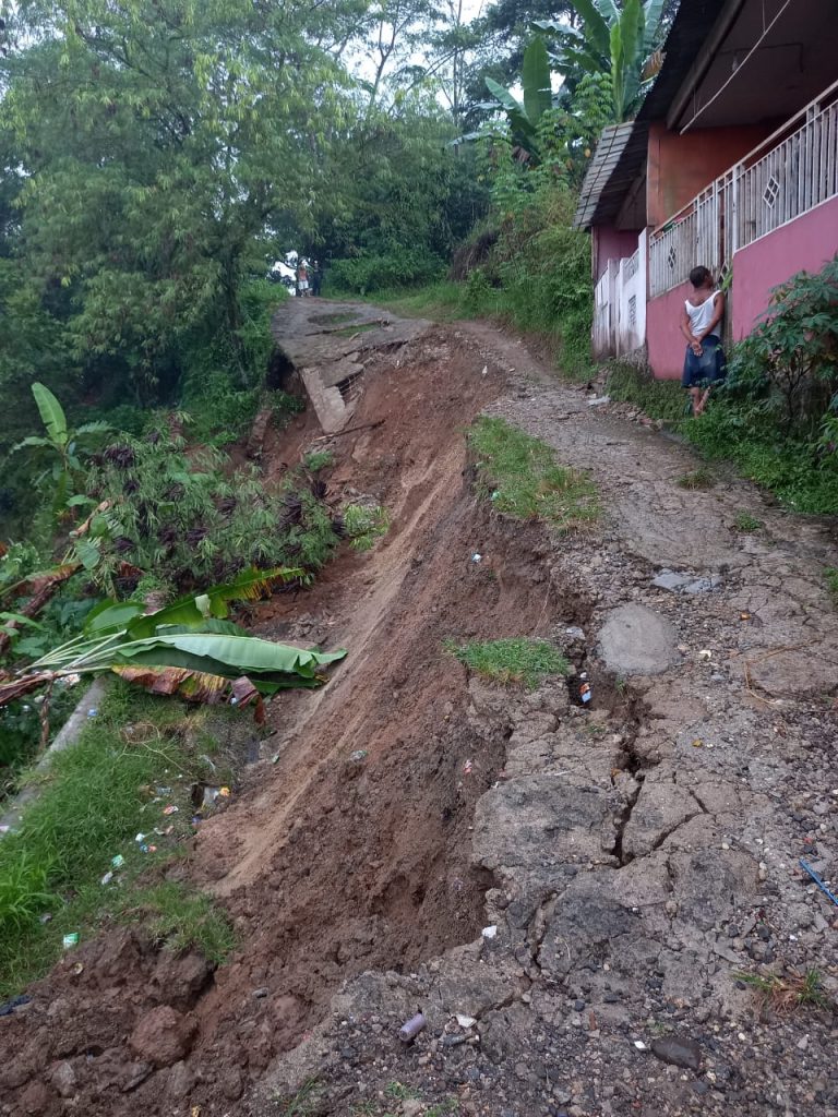 TPT Akses ke Pemakaman Longsor