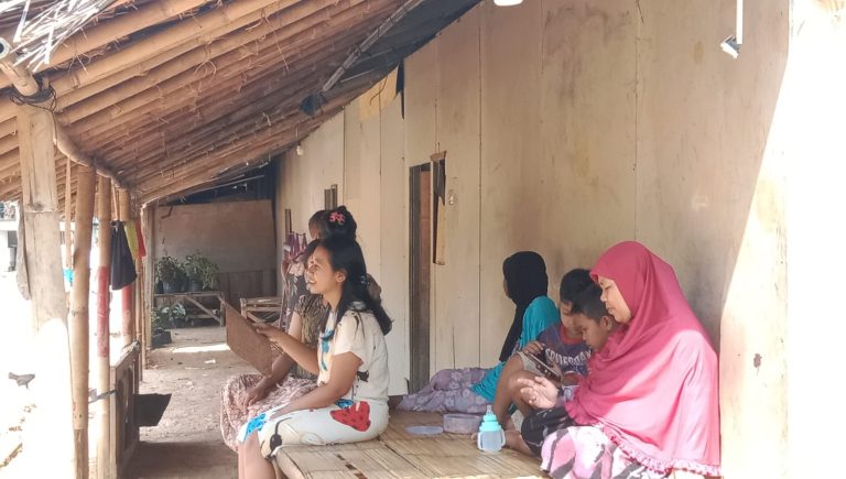 Penguni Huntara di Sukajaya tak Betah Kegerahan