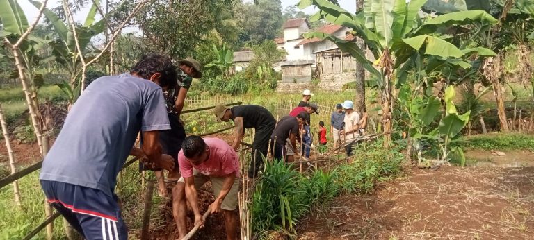 Warga Pasirgintung Swadaya Lebarkan Jalan Setapak