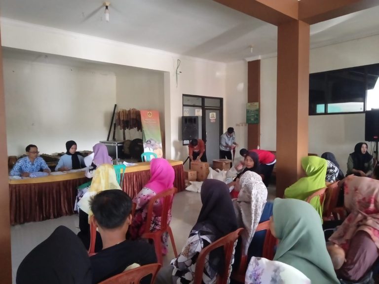 Ratusan Warga Berisiko Stunting di Desa Sukamanah Dapat Bantuan