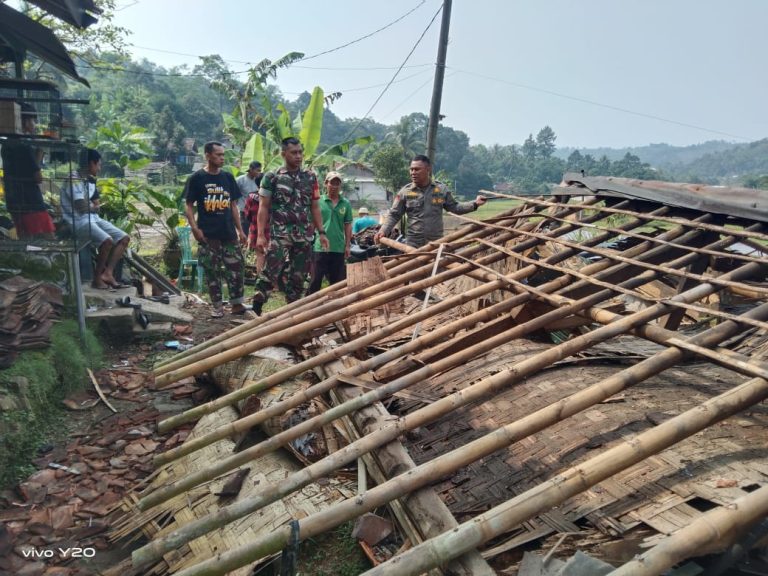 Rumah Bilik di Karacak Ambruk Diterjang Angin Kencang