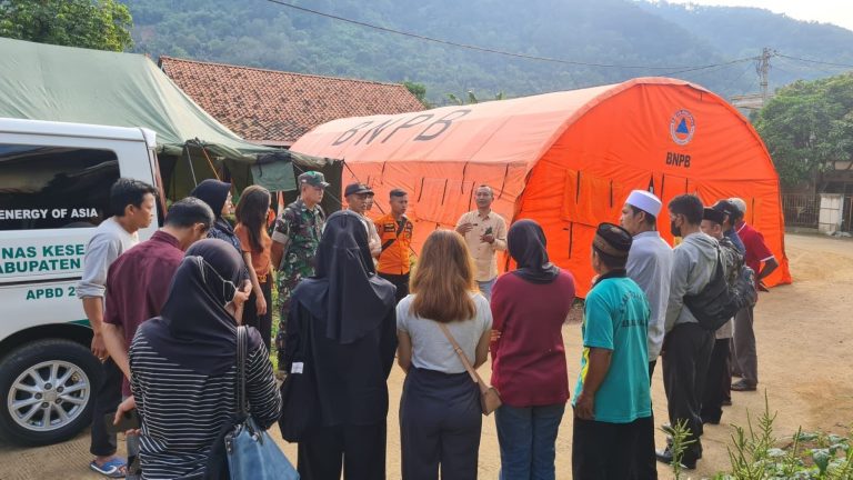 Ratusan Warga Buanajaya Bertahan di Pengungsian