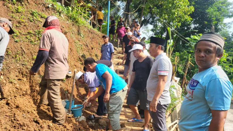 Warga Klapanunggal Swadaya Bangun Tembok Penahan Tanah
