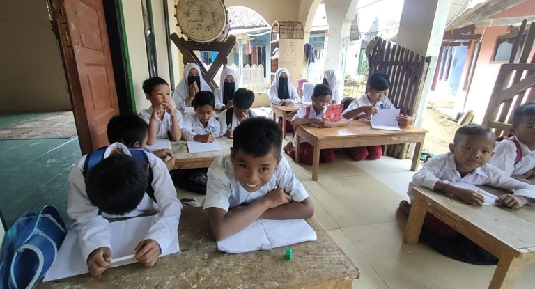Siswa Kelas Jauh SDN Sukamulya 02 Belajar di Teras Masjid dan Rumah Warga