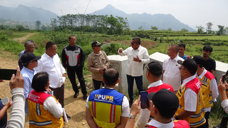 Jalan Sukamakmur Siap Direvitalisasi, H. Mulyadi Tinjau Bareng Kementerian PUPR