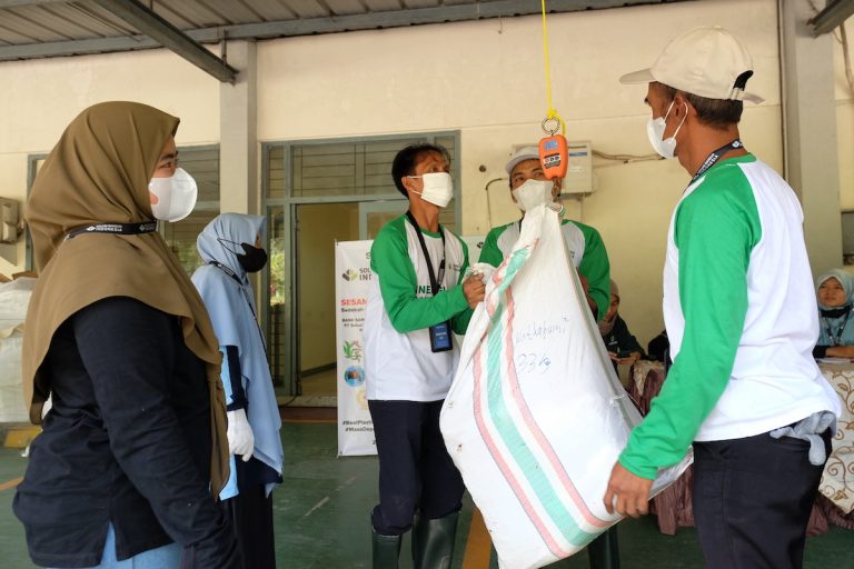 Peringati Hari Lingkungan Hidup Sedunia, Solusi Bangun Indonesia Gelar Aksi Sedekah Sampah Bersama