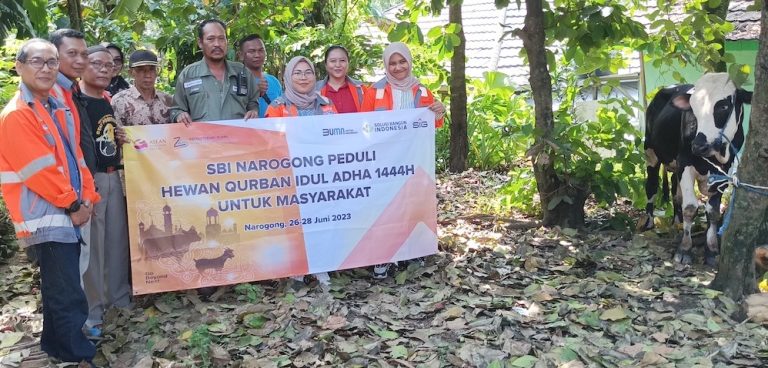 Wujudkan Kepedulian Sosial, Solusi Bangun Indonesia Pabrik Narogong Bagikan 27 Hewan Kurban