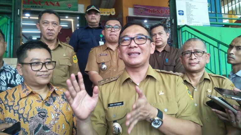 Ditanya Soal BHPRD yang Belum Turun, Plt Tunjuk ‘Jengkol’ yang Dikenakan