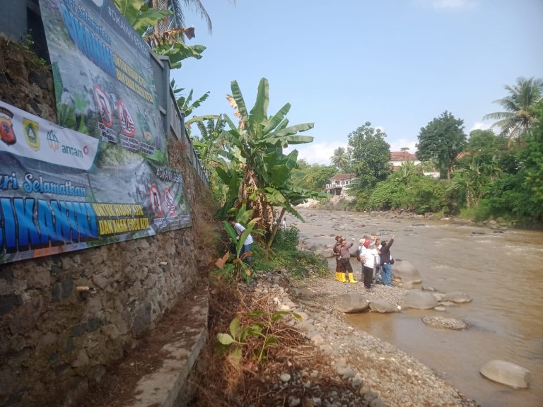 Cerita dari Aksi Bersih-bersih Sungai Cikaniki Bersama PT Antam UPBE Pongkor