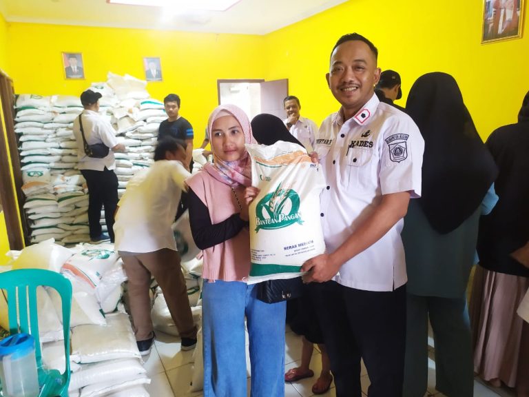 Pemdes Cilebut Timur Salurkan Bantuan Pangan Tahap VI